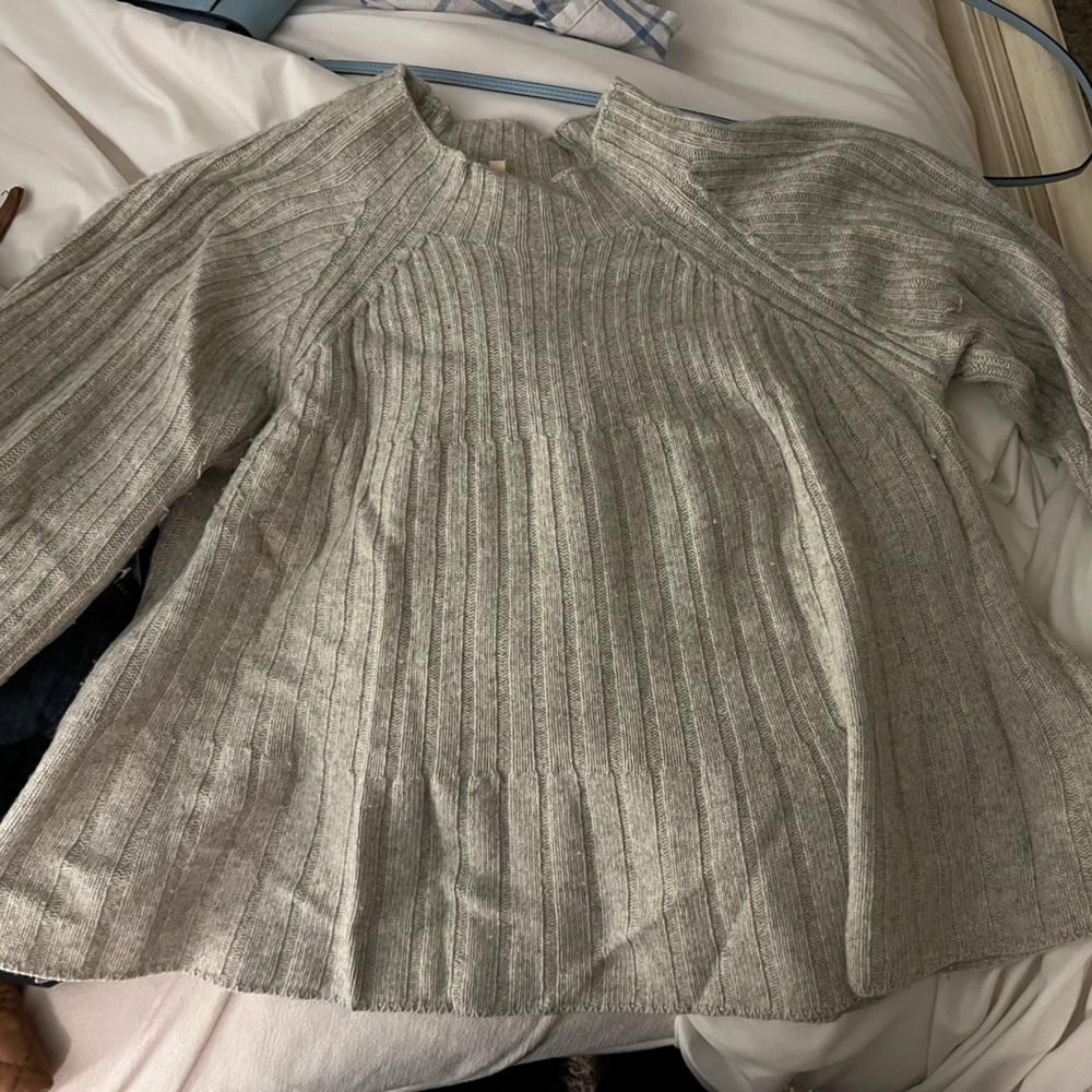 Flare light gray sweater.